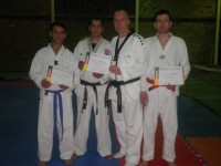 /album/galeria-de-fotos/jo%c3%a3o%2cprof%c2%b0%20chico%2c%20mestre%2ccarlos%20negrao%2ce%20leonir%2ctodos%20com%20certficado%2cde%20conclusao%20do%20curso-jpg/